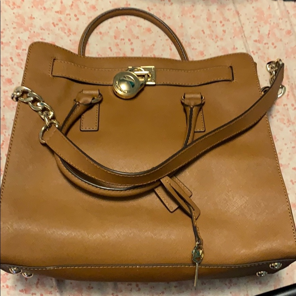 Michael kors handbag. Pretty much new .